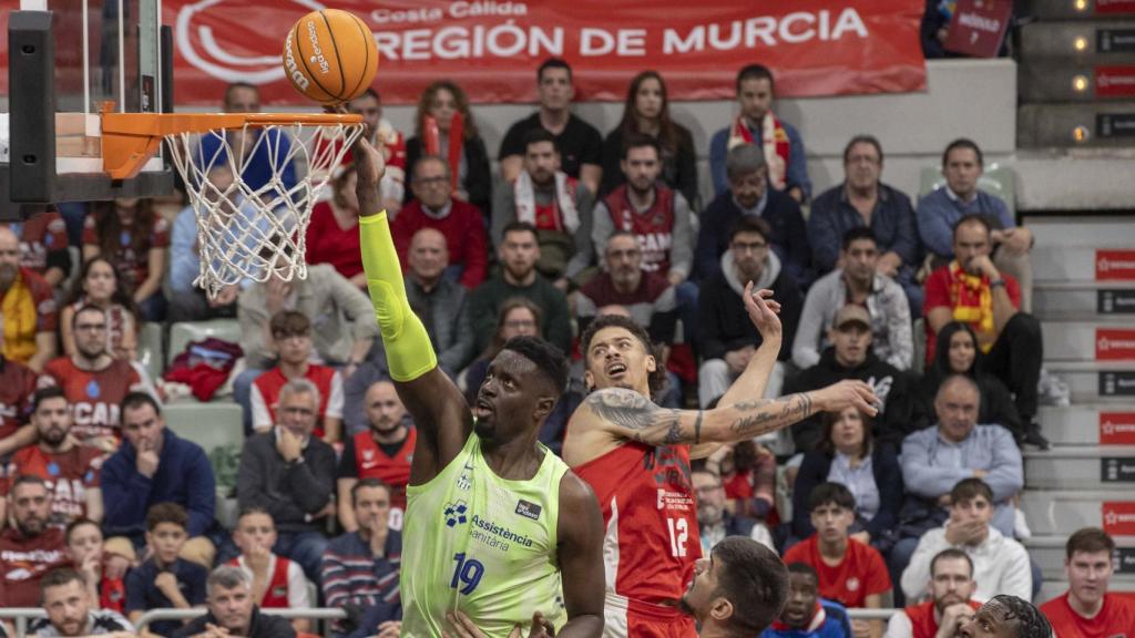 La espectacular canasta de Fall en el partido del Barça de basket contra el UCAM Murcia