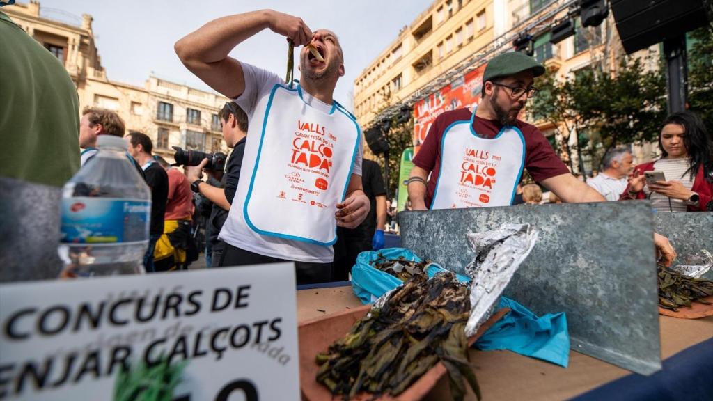Concurso de comer calçots durante la Festa de la Calçotada, a 26 de enero de 2025, en Valls, Tarragona