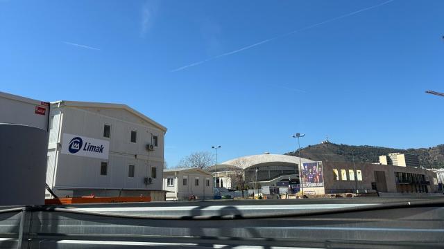 Una oficina de Limak Construction en los terrenos en obras del Camp Nou