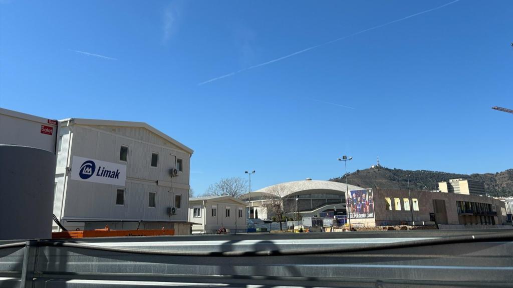Una oficina de Limak Construction en los terrenos en obras del Camp Nou