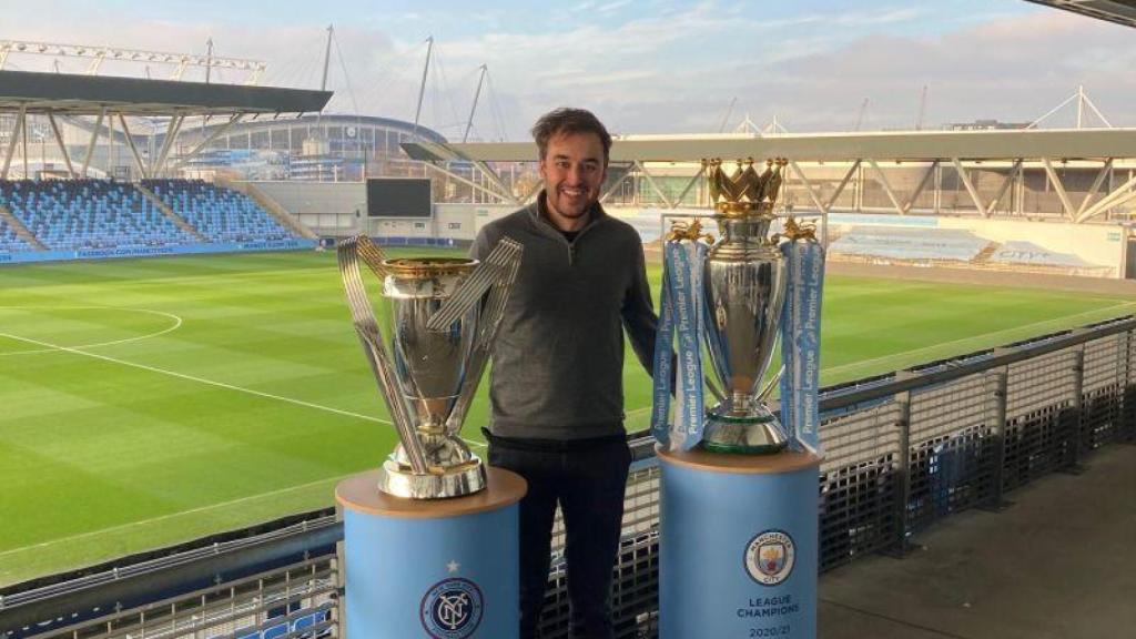 Daniel Codina posa con dos títulos del Manchester City durante su etapa como vínculo con el vestuario