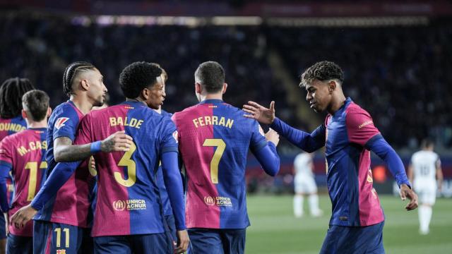 Raphinha, Ferran Torres, Alejandro Balde y Marc Casadó se funden en un abrazo después de anotar un gol en el Barça-Valencia