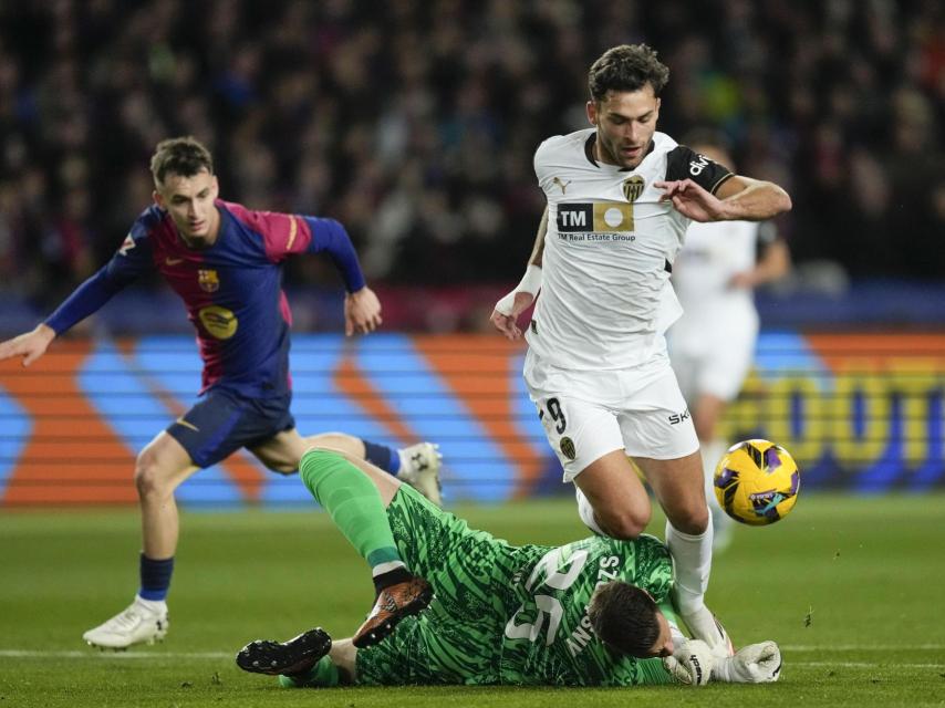 Szczesny comete una falta a Hugo Duro dentro del área