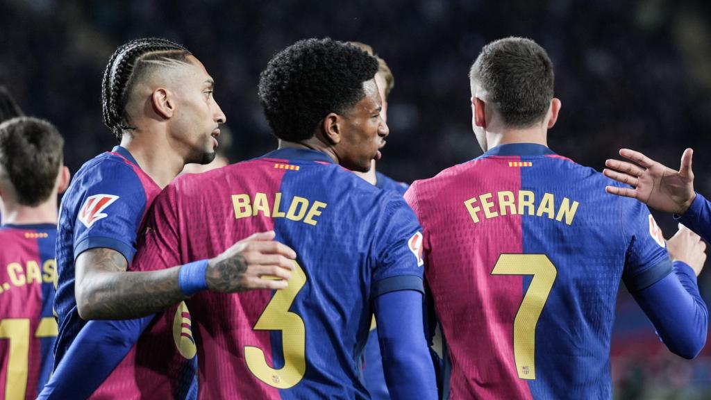 Raphinha, Ferran Torres, Alejandro Balde y Marc Casadó se funden en un abrazo después de anotar un gol en el Barça-Valencia