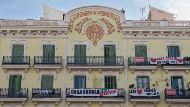 Pancartas colocadas en los balcones de la llamada Casa Orsola de Barcelona