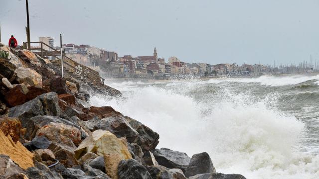 Temporal marítimo en la playa de Montgat, en marzo de 2022