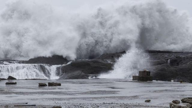 Olas rompiendo en la costa