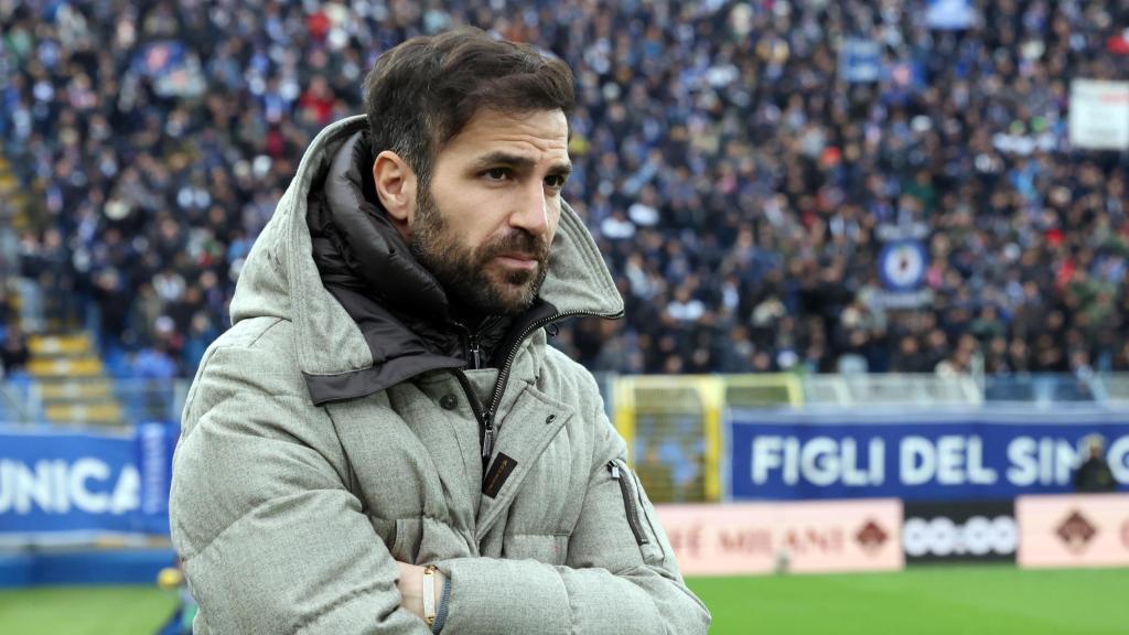Cesc Fábregas dirige al Como en un partido de la Serie A