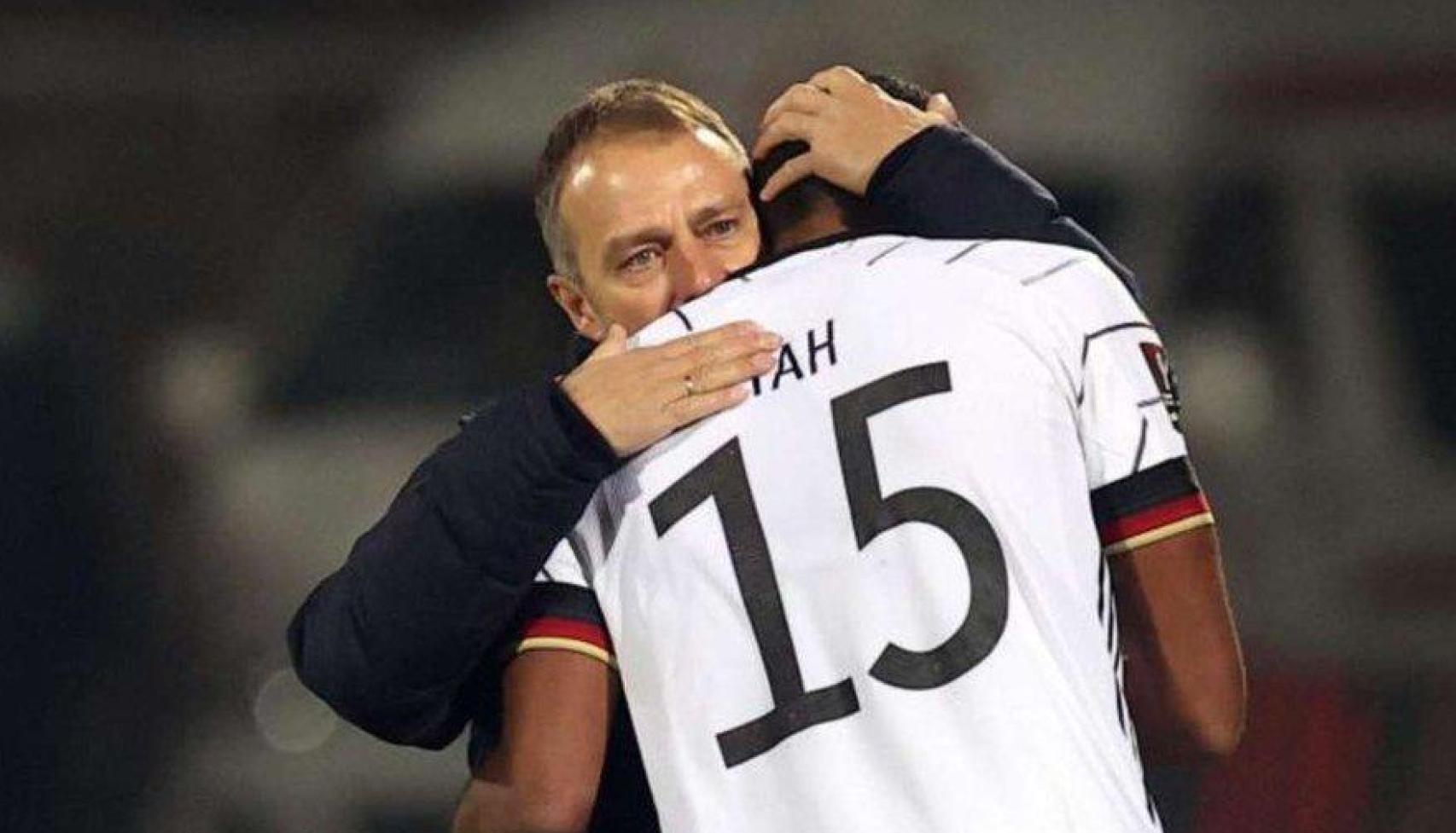 Hansi Flick abraza a Jonathan Tah como seleccionador de Alemania