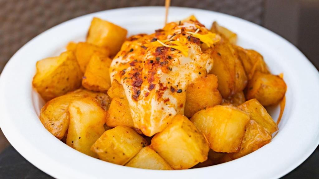 Patatas bravas con alioli