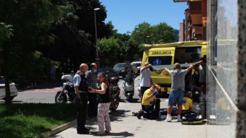 El SEM atiende a la víctima mientras su mujer, asustada, habla con un mosso