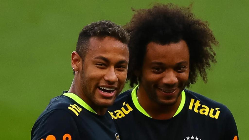 Neymar, juntament amb Marcelo, durant un entrenament amb la selecció brasilera