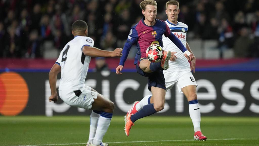 Frenkie de Jong, en una acció del partit contra l'Atalanta