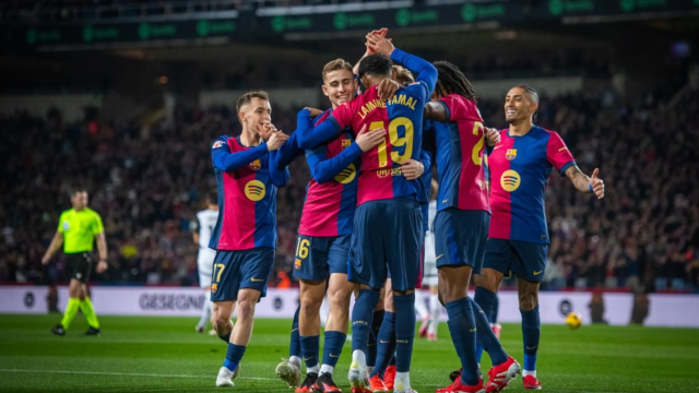 Los jugadores del Barça celebran un gol en la goleada de Liga contra el Valencia en Montjuïc (7-1)