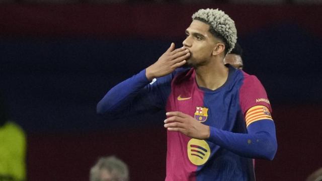 Ronald Araujo festeja su gol anotado contra la Atalanta