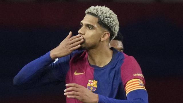 Ronald Araujo festeja su gol anotado contra la Atalanta