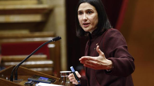 La consellera de Interor de la Generalitat, Nuria Parlón, interviene ante el pleno del Parlament