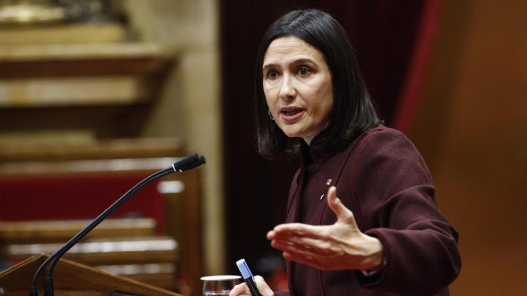 La consellera de Interor de la Generalitat, Nuria Parlón, interviene ante el pleno del Parlament