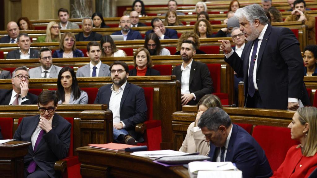 El portavoz del grupo parlamentario de Junts, Albert Batet (d), durante la sesión de control al presidente de la Generalitat, Salvador Illa (i), en una imagen de archivo