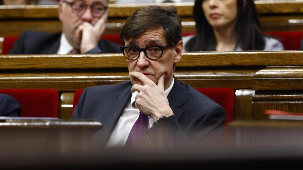 El presidente de la Generalitat, Salvador Illa, durante la primera sesión de control de 2025 en el pleno del Parlament, una sesión en la que los diputados deben votar si convalidan o derogan el decreto ley del Govern de necesidades financieras en prórroga presupuestaria