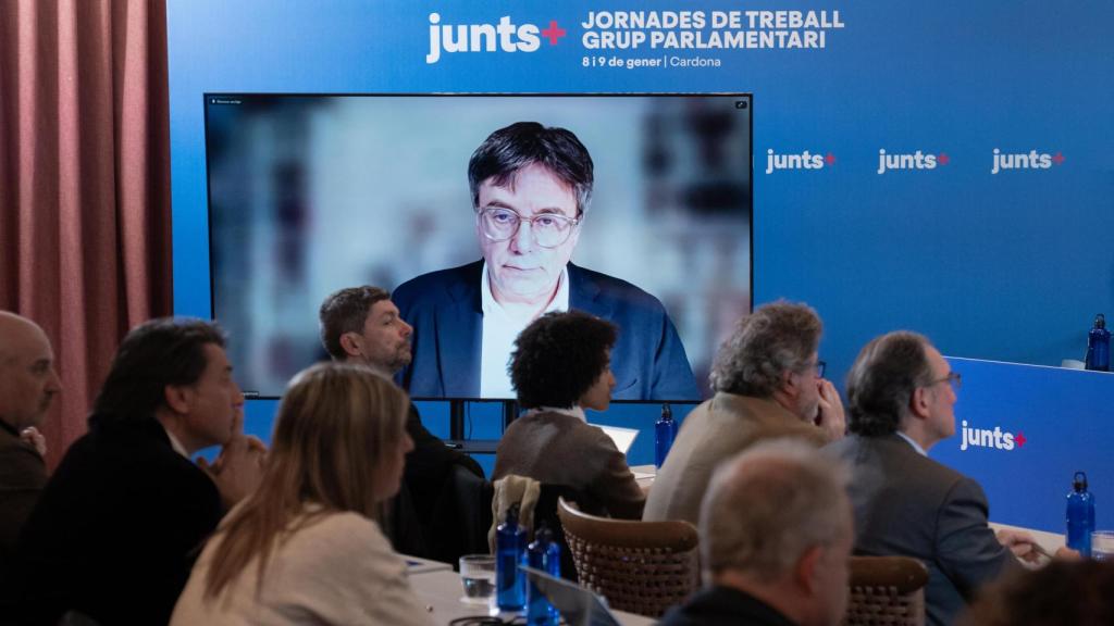 El presidente de Junts, Carles Puigdemont, interviene telemáticamente, durante una jornada de trabajo del grupo de Junts