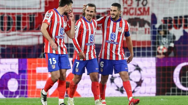 Clément Lenglet, Antoine Griezmann y Koke celebran un gol del Atlético de Madrid contra el RB Salzburgo en la Champions League