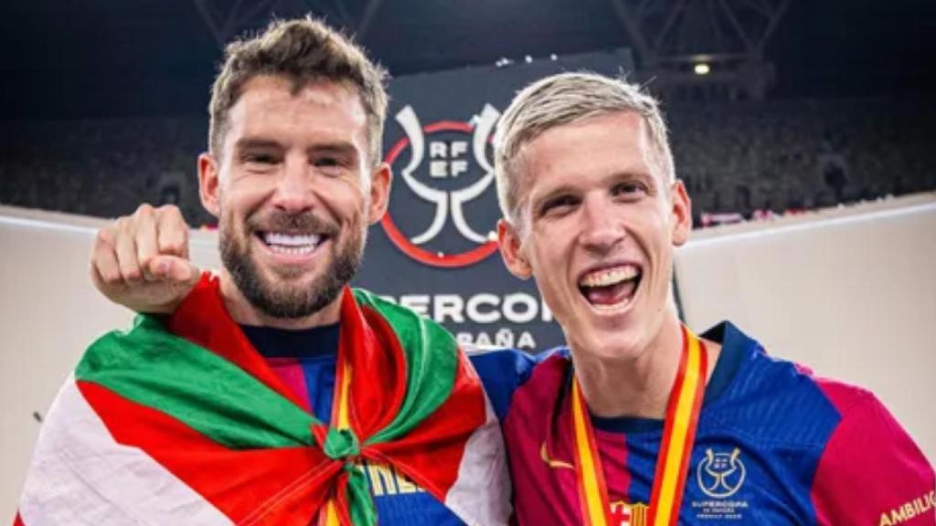 Iñigo Martínez y Dani Olmo celebran la conquista de la Supercopa de España