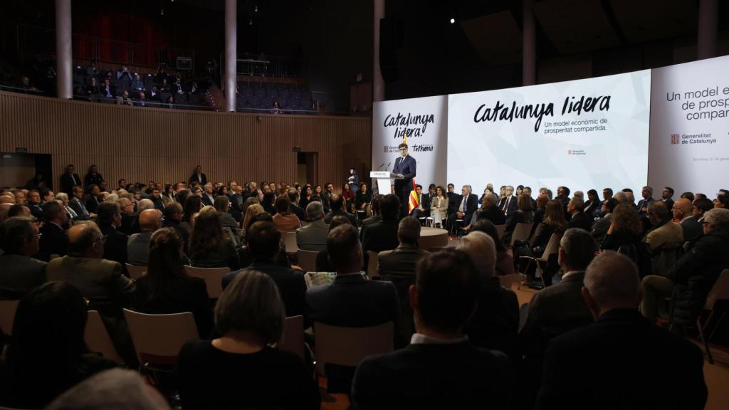 El presidente de la Generalitat de Cataluña, Salvador Illa, interviene durante una conferencia en el Paraninfo de la Escuela Industrial de Barcelona, a 31 de enero de 2025, en Barcelona,