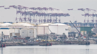 Planta de Tepsa en el Puerto de Barcelona