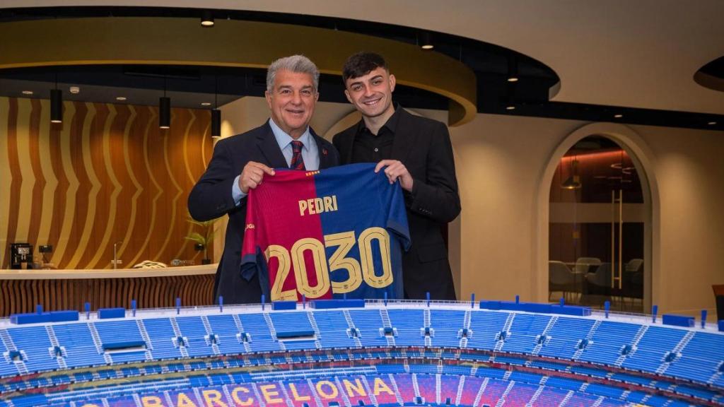 Joan Laporta y Pedri formalizan la renovación del volante canario por el Barça hasta 2030