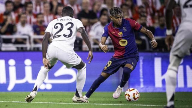 Lamine Yamal encara a Mendy en el Barça-Real Madrid de Supercopa