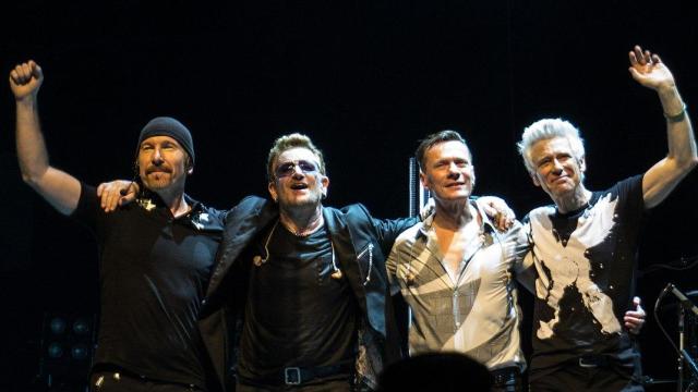 U2 en un concierto en Glasgow
