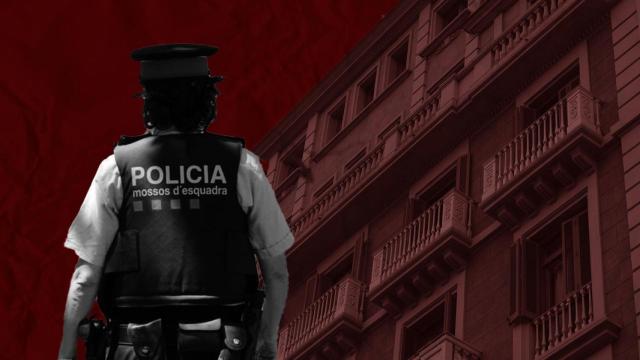 Un mosso de espaldas ante la fachada del bloque nº 15 del paseo de Gràcia