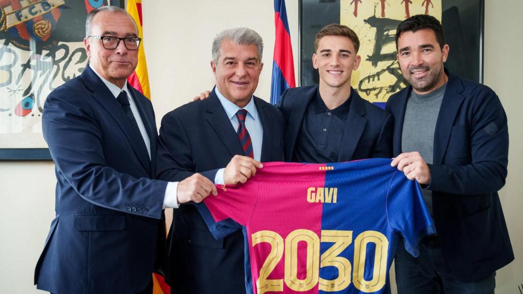 Rafa Yuste, Joan Laporta i Deco, en la renovació del contracte de Gavi