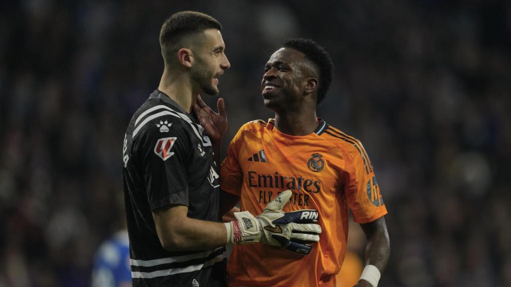 Vinicius, junto a Joan García, durante el Espanyol-Real Madrid