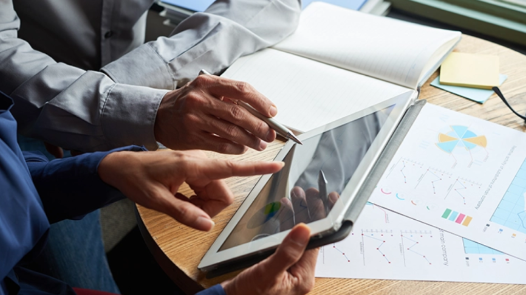 Imagen de archivo de varias personas consultando una tableta