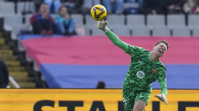 Szczesny saca un balón en largo con la mano en el Barça-Alavés