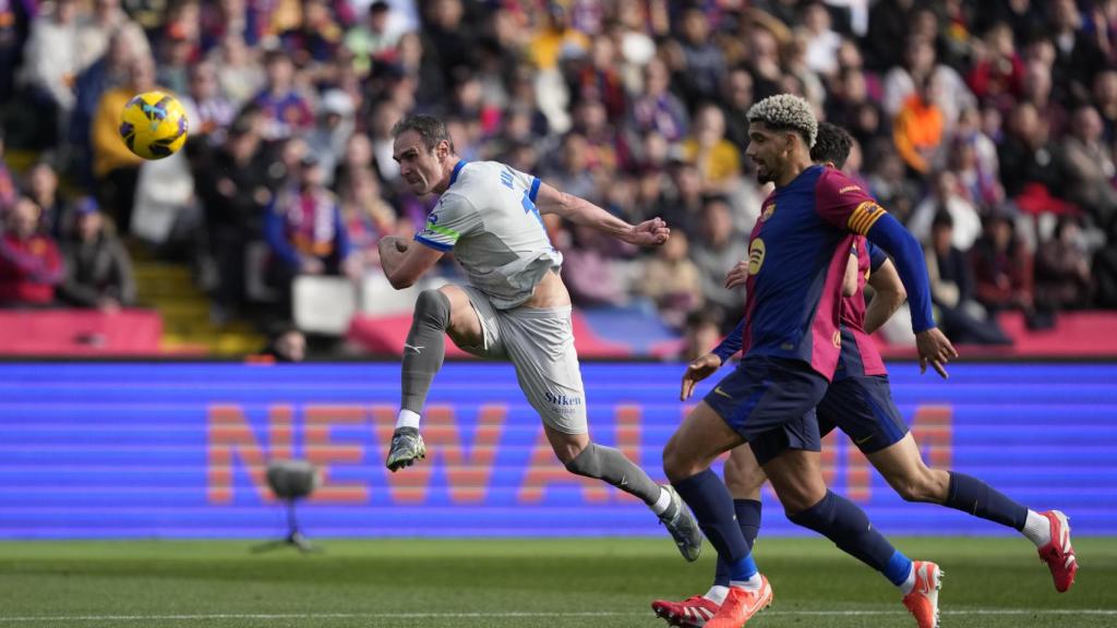Ronald Araujo no puede frenar el disparo de Kike García en el Barça-Alavés