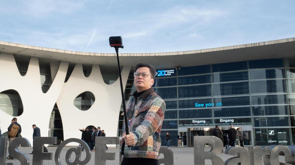 Un asistente, haciéndose un selfi en la entrada a la anterior edición de la feria ISE