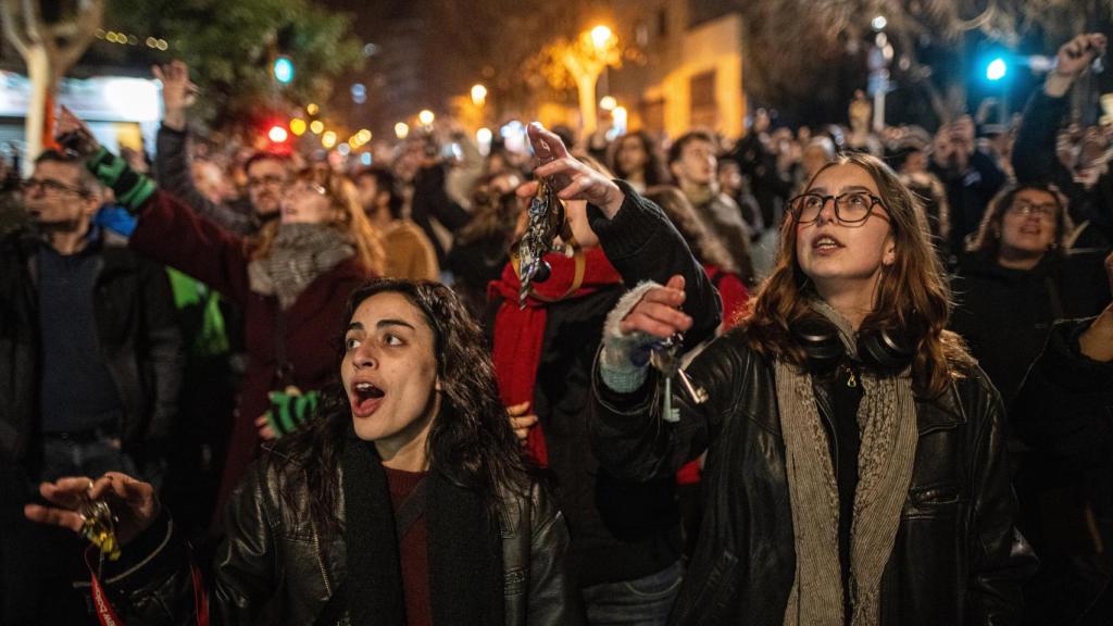 Decenas de personas durante una cacerolada en el marco de las actividades organizadas antes del desalojo de la Casa Orsola de Barcelona