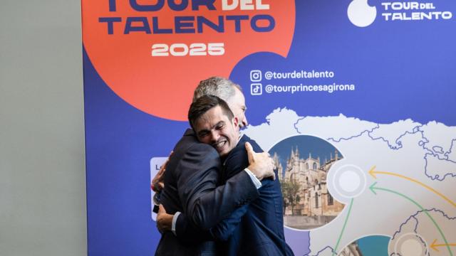 El ganador del premio Princesa de Girona Social, Pablo Sánchez, abrazando al rey Felipe VI
