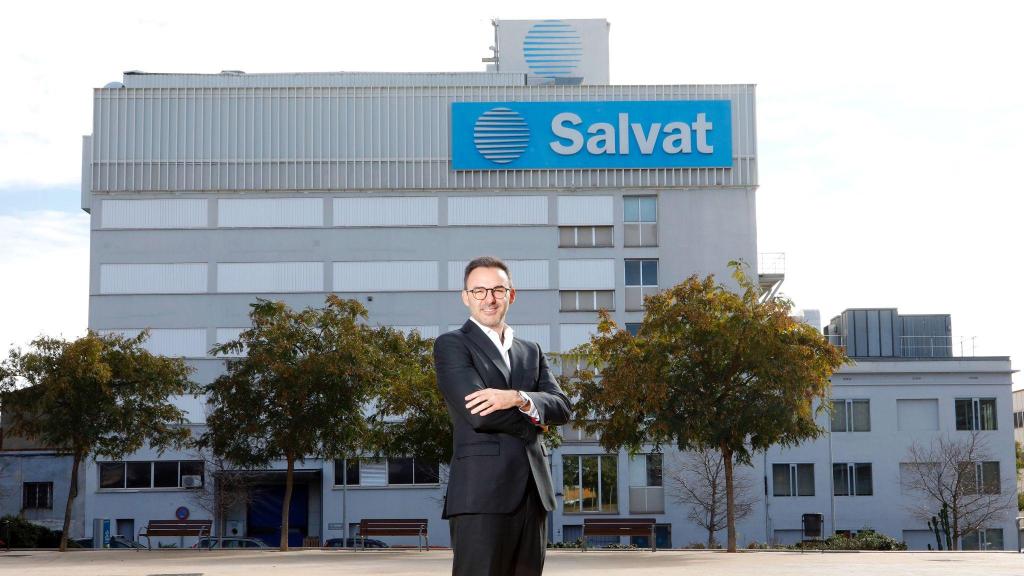 Jordi Muntañola, frente a la sede de Salvat, en Esplugues de Llobregat