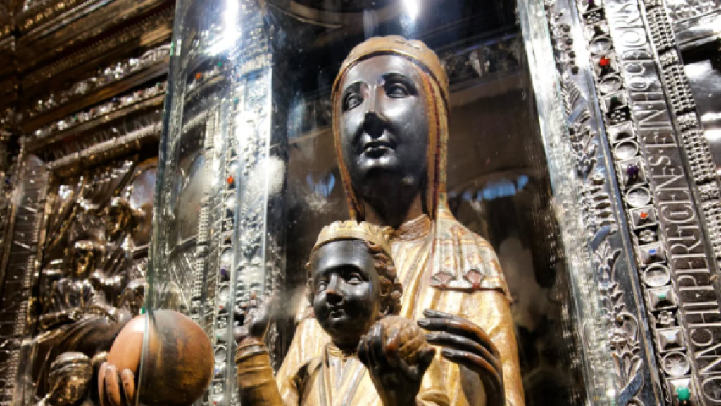 La Virgen de Montserrat, conocida popularmente como la Moreneta por su color