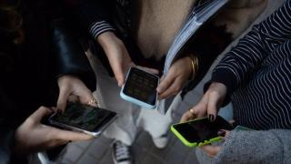 Adolescentes con un móvil