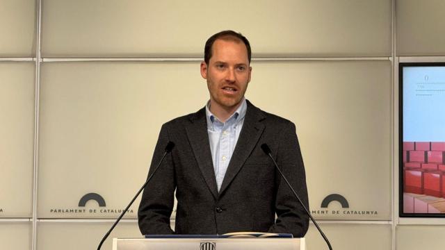 El portavoz del PP en el Parlament, Juan Fernández, en rueda de prensa