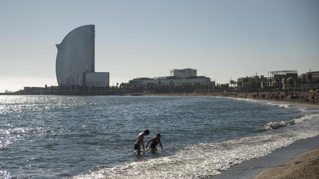 Día soleado en la playa de la Barceloneta
