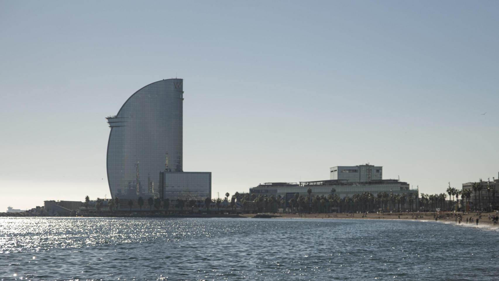 Día soleado en la playa de la Barceloneta