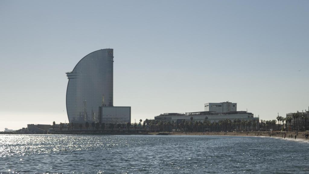 Día soleado en la playa de la Barceloneta