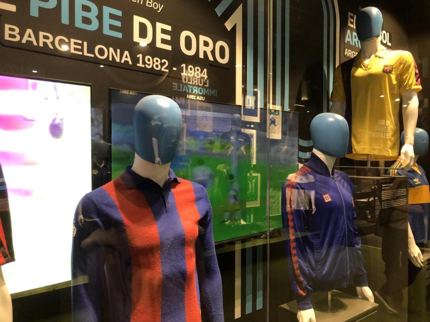Las dos camisetas y el chándal de Maradona en el Museo Maradona de Nápoles