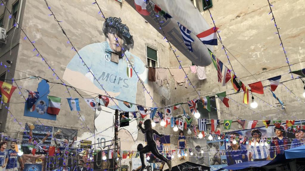 Largo Maradona, la plazoleta dedicada a Maradona en Nápoles